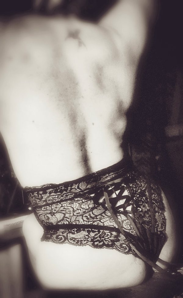 Photo d'une femme de dos avec des sous vêtement en dentelle