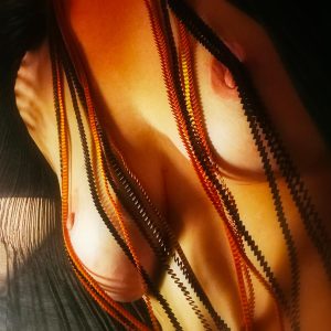 Photo d'une femme avec les seins apparents
