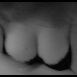 Photo en noir et blanc de la poitrine d'une femme