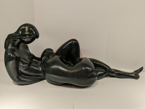 Sculpture de deux femme nues allongées