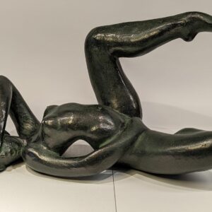 Sculpture d'une femme nue allongée