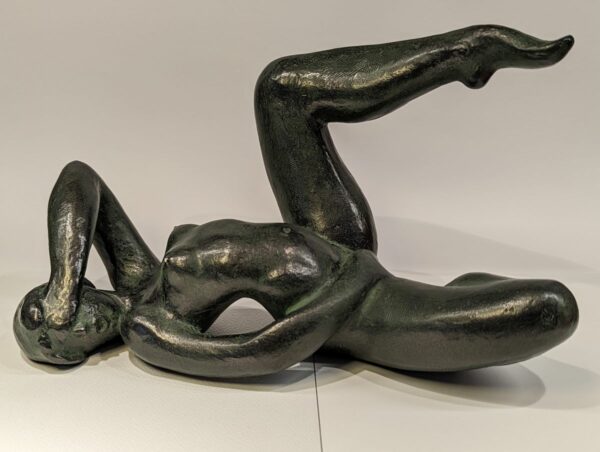 Sculpture d'une femme nue allongée