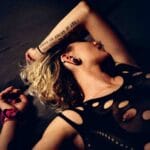 String rose sur le bras